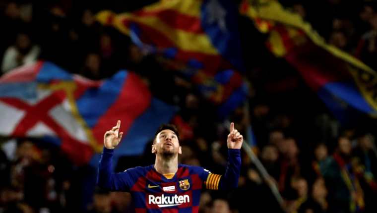 Lionel Messi celebra en otra noche mágica para él en el Camp Nou. (Foto Prensa Libre: EFE)