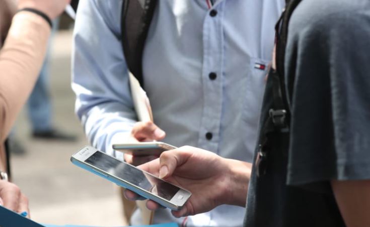 El trabajador del Juzgado de Mayor Riesgo D enviaba vía WhatsApp imágenes de algunas resoluciones. Imagen ilustrativa. (Foto Prensa Libre: Hemeroteca PL). 