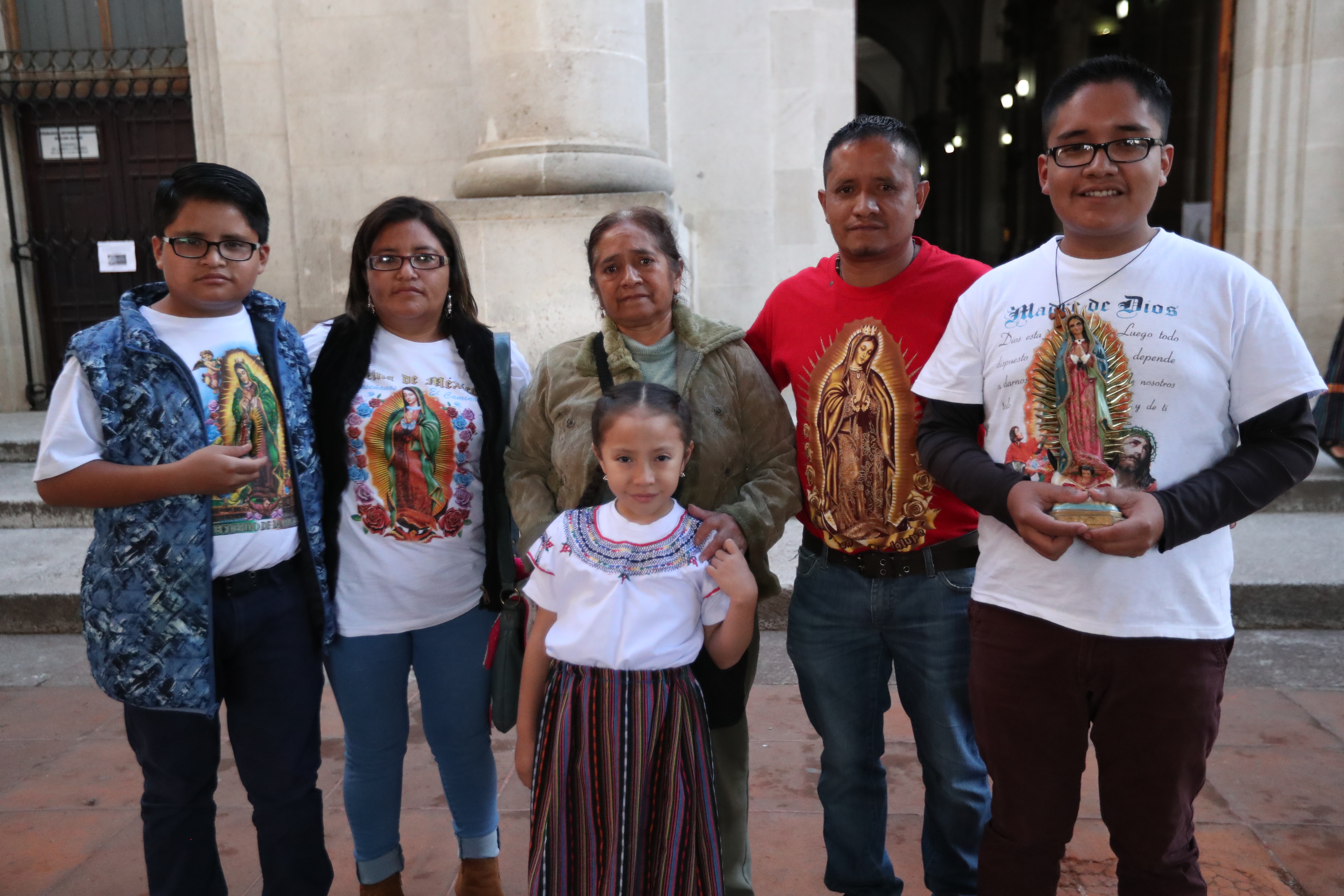 Manolo Mendoza visitó a la Virgen de Guadalupe en la Catedral de Xela junto a sus hijos, su esposa y su madre, la familia agradece por un milagro que ocurrió hace 25 años. (Foto Prensa Libre: María Longo) 
