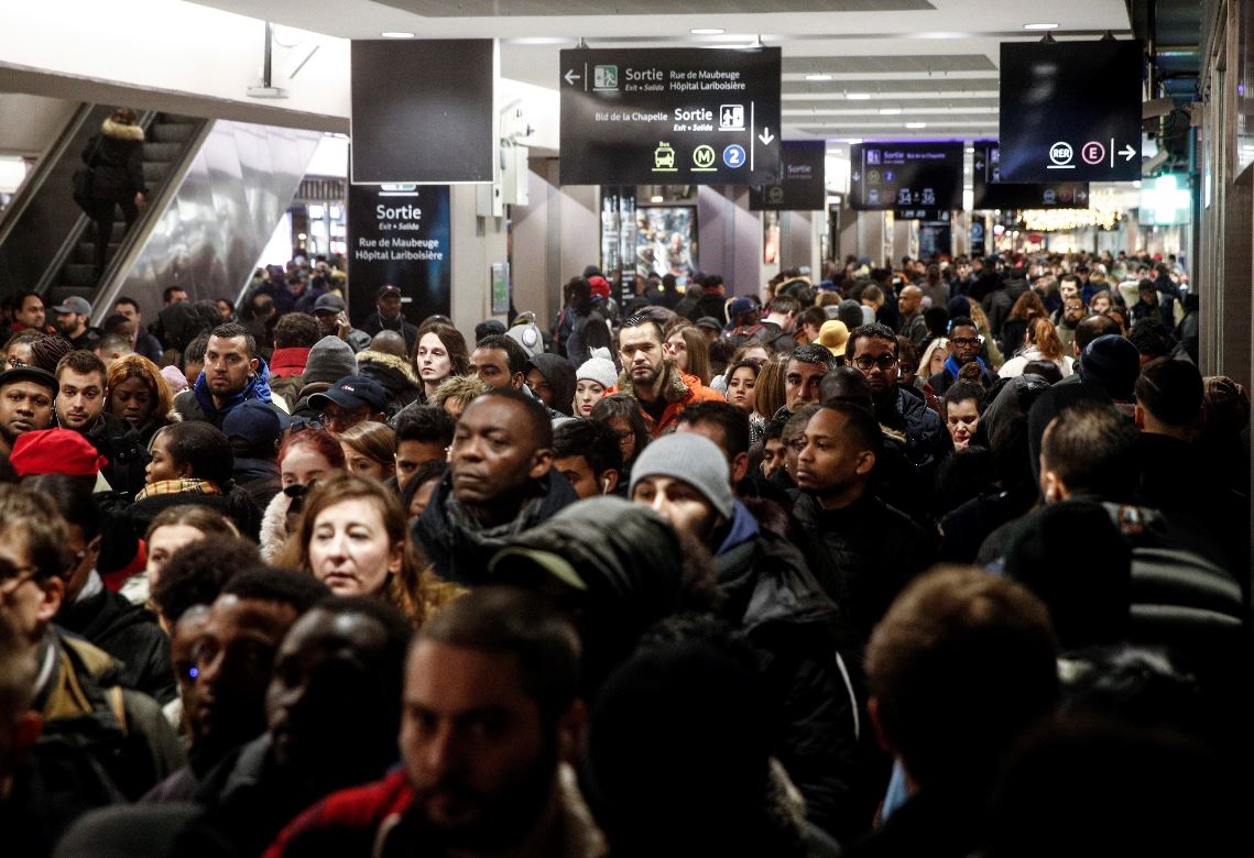 Los pasajeros caminan dentro de la estación de tren Gare Du Nord durante una huelga general en París, Francia. (Foto Prensa Libre: EFE). 