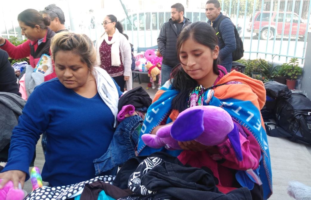 Dos mujeres que permanecen en el asilo Madre Asunta se beneficiaron con la entrega de ropa. (Foto: Cortesía)