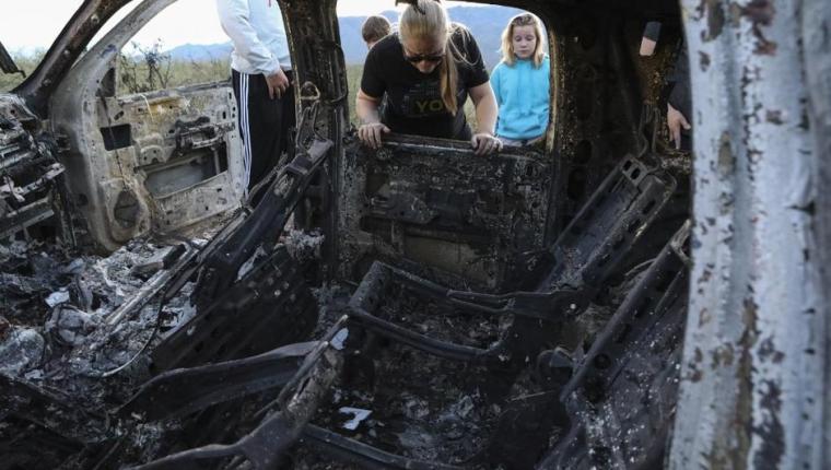 Nueve miembros de la familia Lebarón fueron masacrados en México. En la foto el vehículo quemado. (Foto, Prensa Libre: AFP).