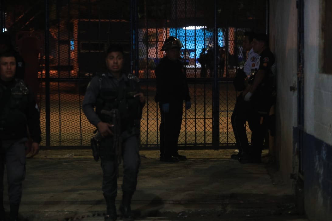 Personal de las fuerzas de seguridad, del Ministerio Público y de cuerpos de socorro acudieron a la granja Pavón, la noche del 15 de diciembre 2019, luego de que se confirmó la muerte del exdiputado "Manolito" Castillo. (Foto, Prensa Libre: Carlos Hernández). 