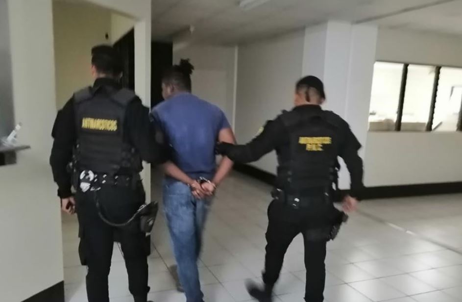 Alex Jonathan Galy López fue detenido cuando transportaba cigarrillos de contrabando. (Foto Prensa Libre: PNC).