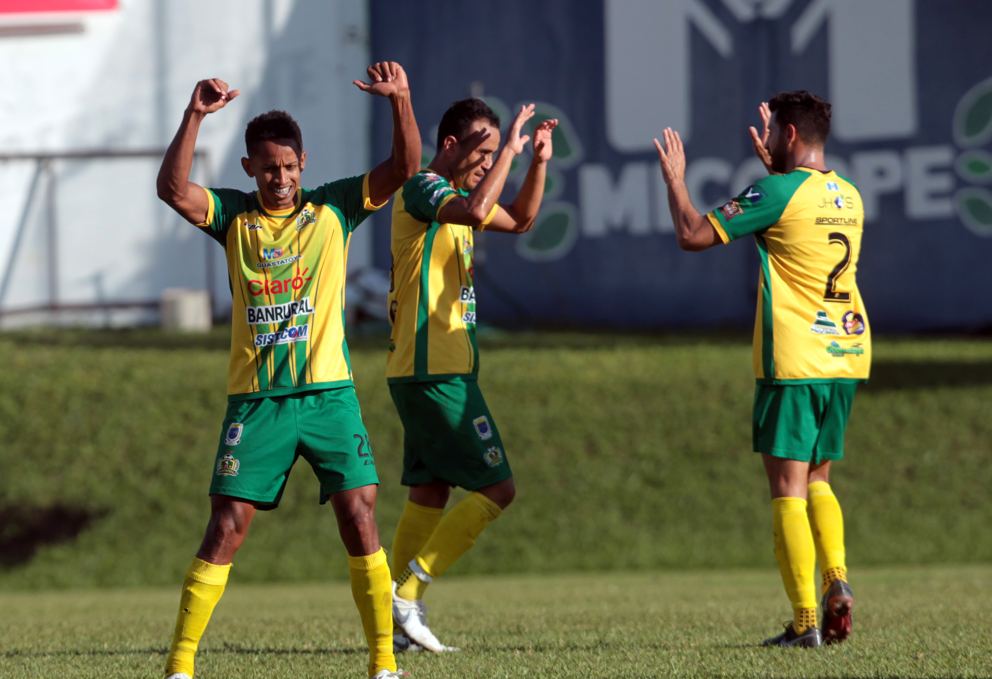 Los jugadores de Guastatoya celebraron frente a su afición. (Foto Prensa Libre: Norvin Mendoza)
