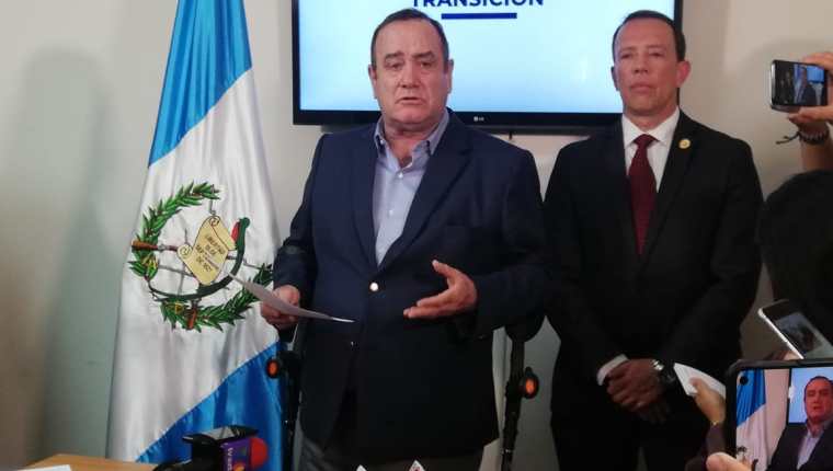 El presidente electo, Alejandro Giammattei, durante la conferencia de prensa. (Foto Prensa Libre: Érick Ávila).