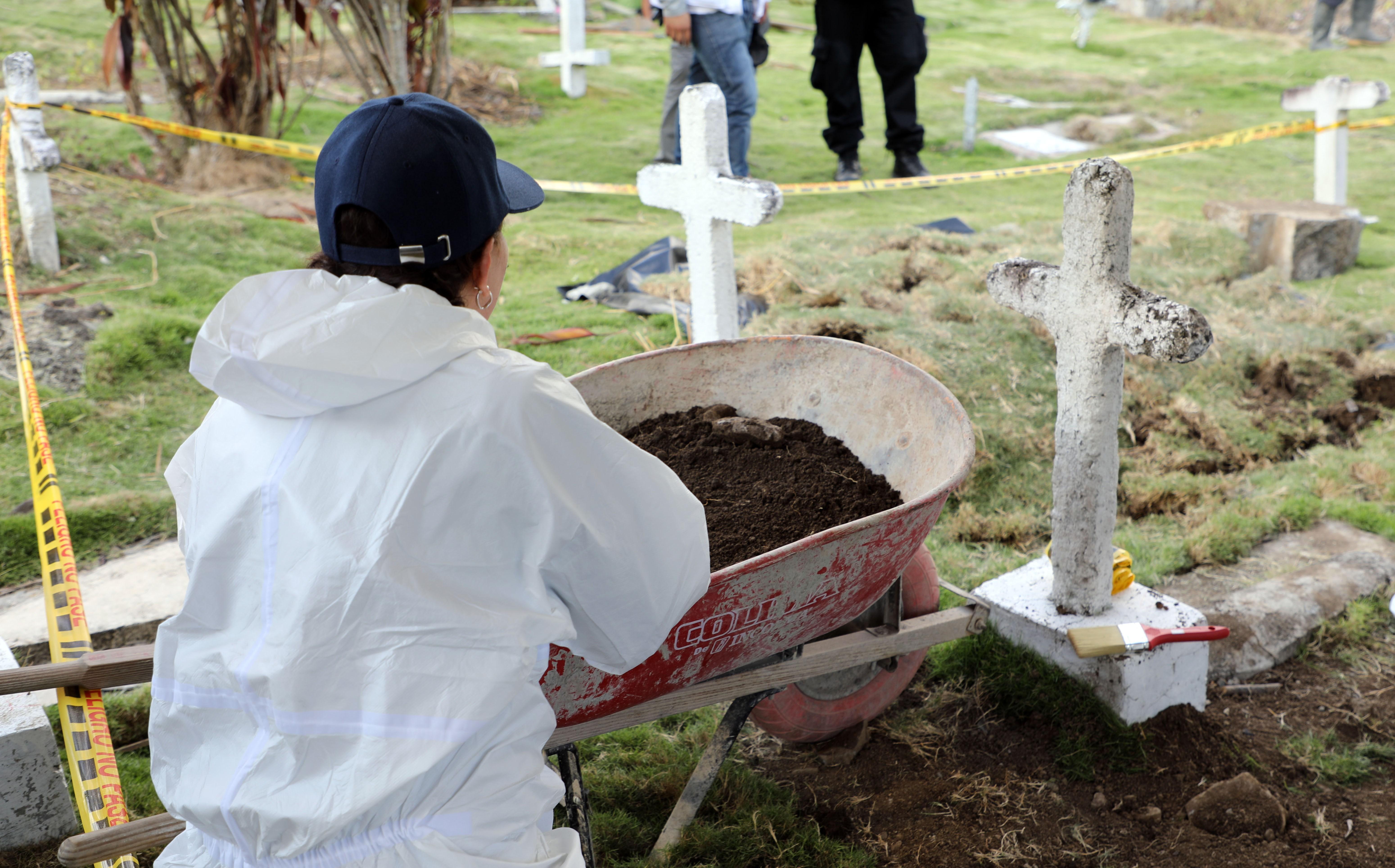 Excavaciones llevadas a cabo este sábado en Dabeiba, donde se presume que hay más de 50 civiles víctimas de ejecuciones extrajudiciales. (Foto Prensa Libre: AFP)