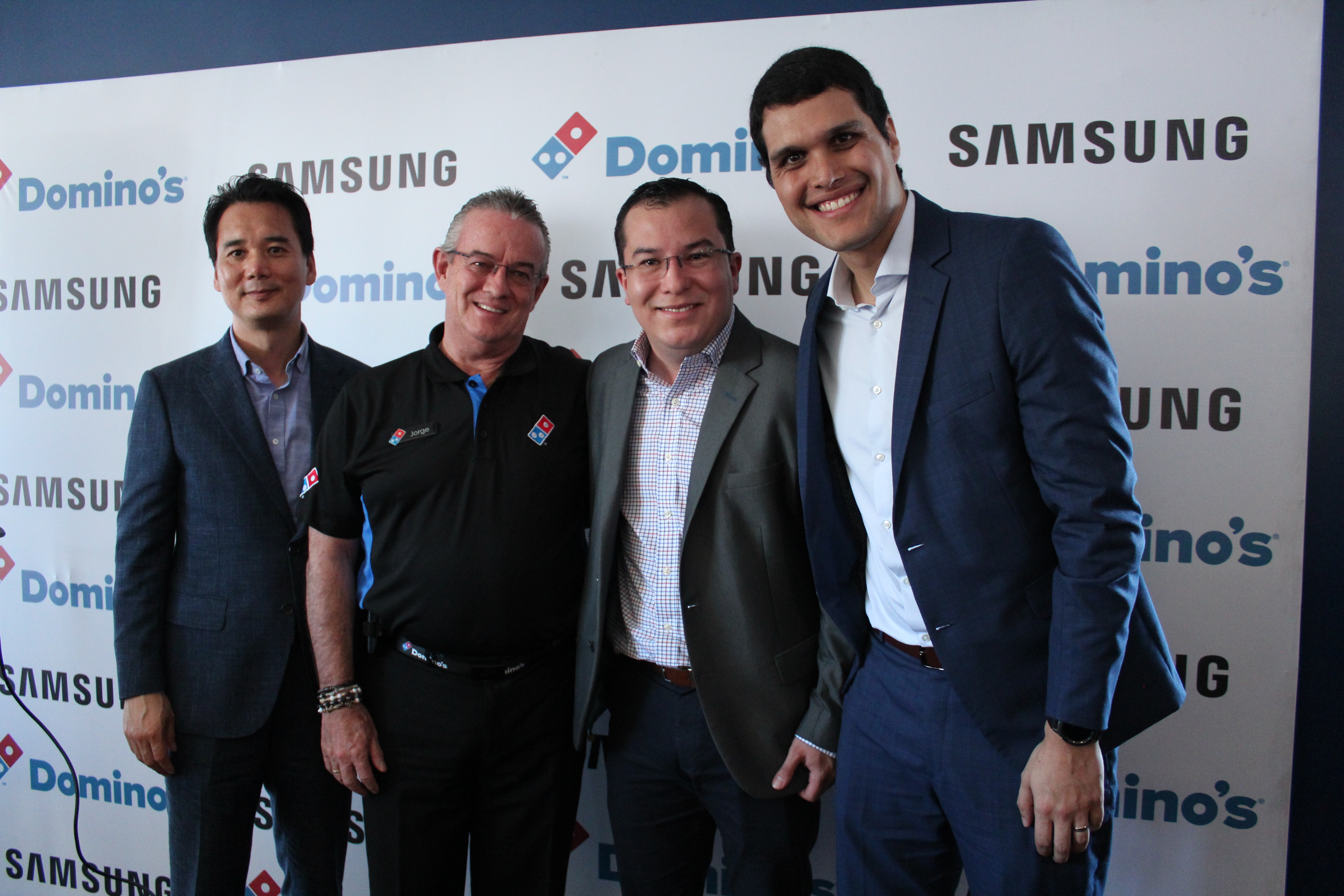 Personeros de Samsung y Dominós Guatemala en la presentación de la nueva tecnología. Foto Prensa Libre: Norvin Mendoza