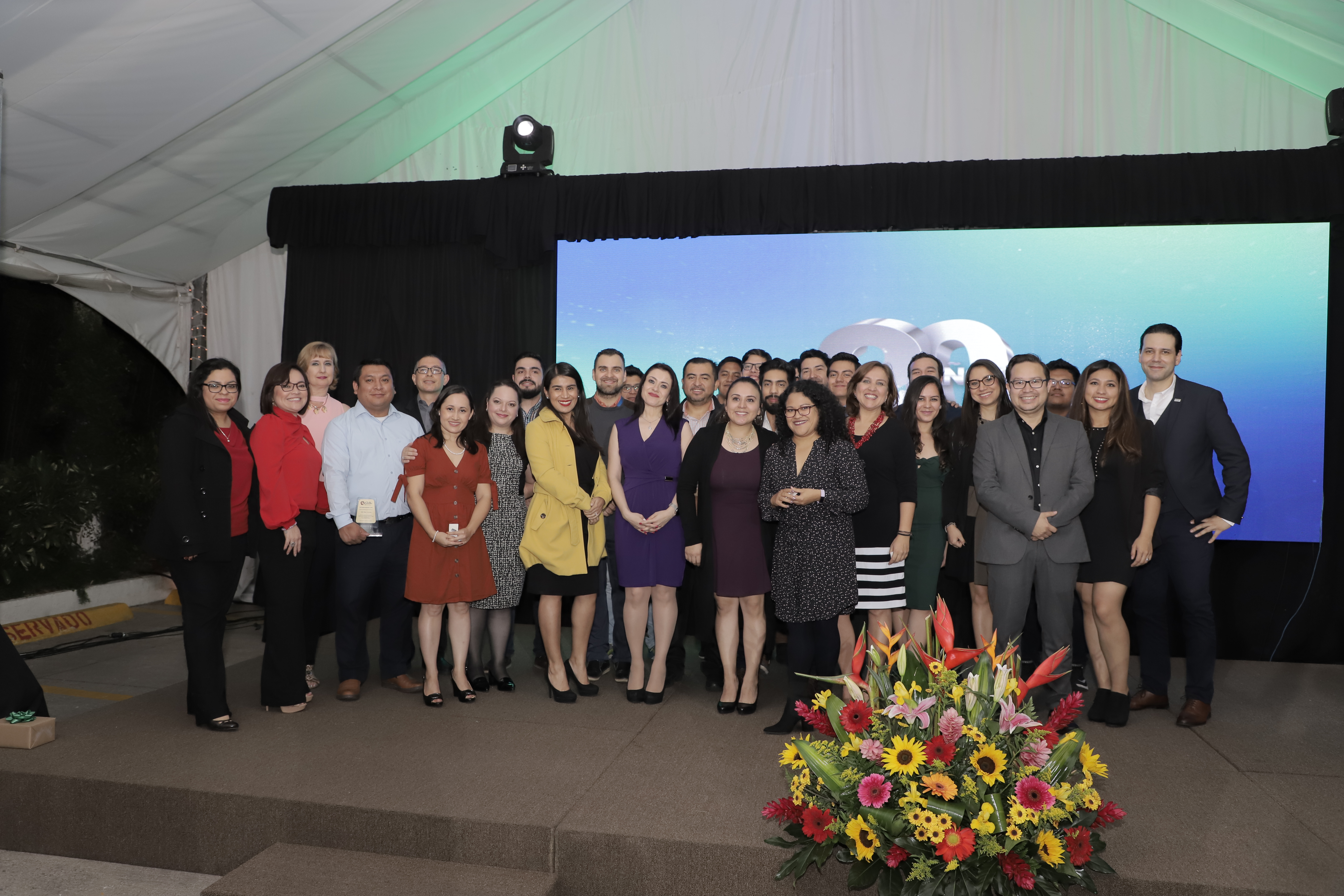 Personal del departamento GES en la celebración de los veinte años de funcionamiento. (Foto Prensa Libre: cortesía GES)