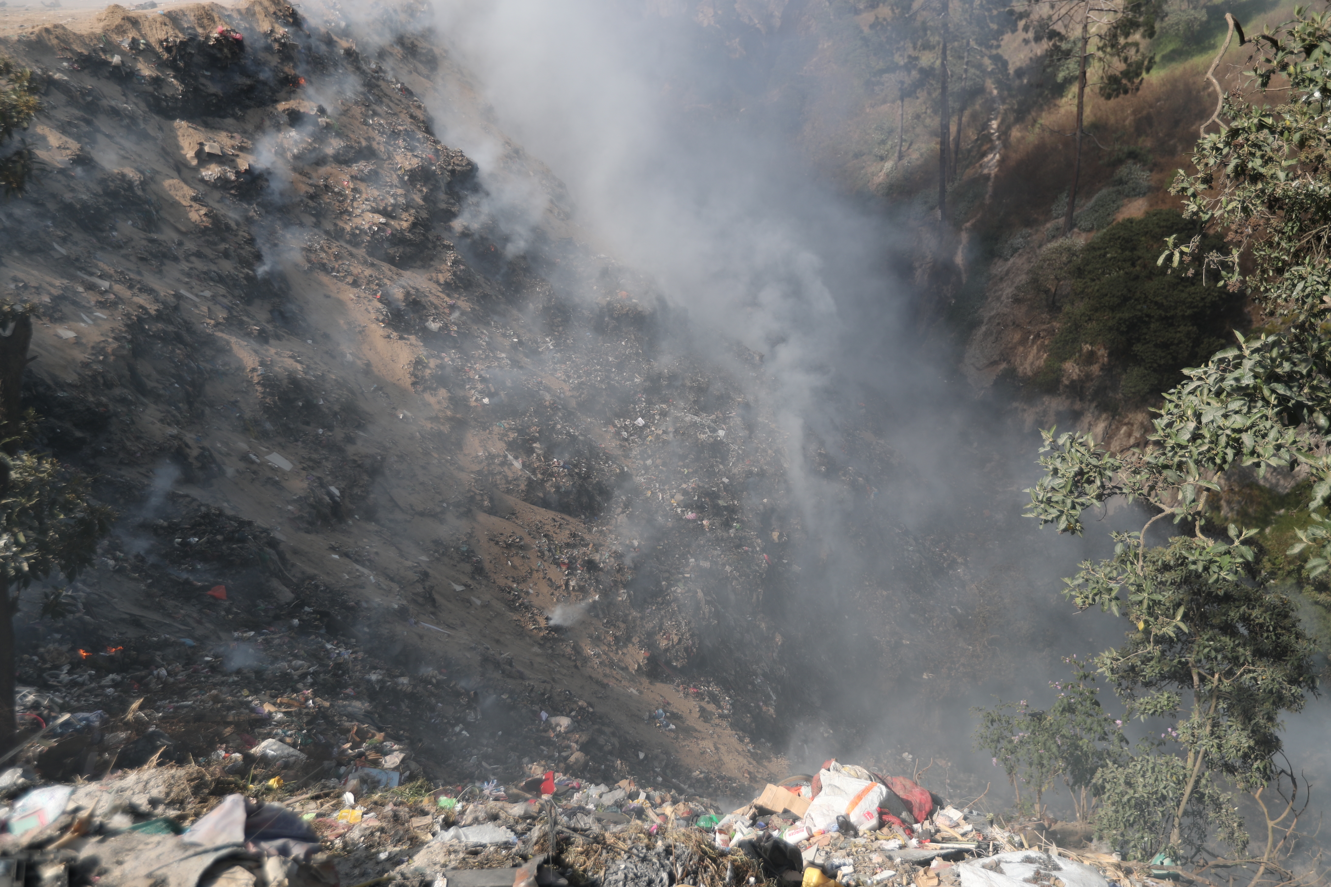 Vecinos resultan afectados por el humo a causa de un incendio en el basurero de Salcajá. (Foto Prensa Libre: María Longo)  