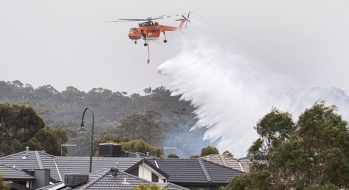 Un Skycrane deja caer agua en un incendio forestal en Bundoora, Melbourne, Australia. (Foto Prensa Libre: EFE). 