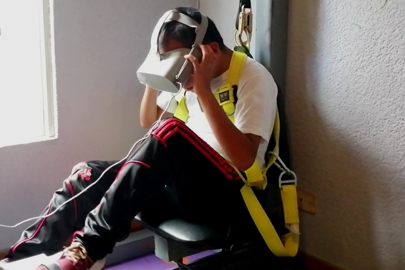 Los niños y jóvenes con discapacidad que utilizan la maquina pedalean y por medio del visor de realidad virtual participan de un juego. (Foto Prensa Libre: María Longo) 