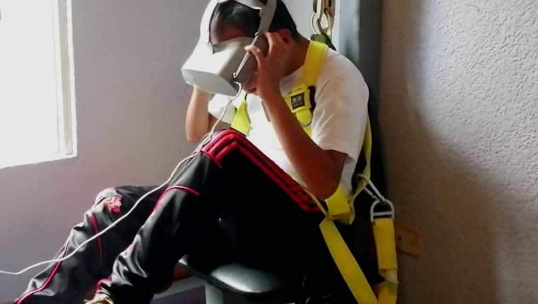 Los niños y jóvenes con discapacidad que utilizan la maquina pedalean y por medio del visor de realidad virtual participan de un juego. (Foto Prensa Libre: María Longo) 