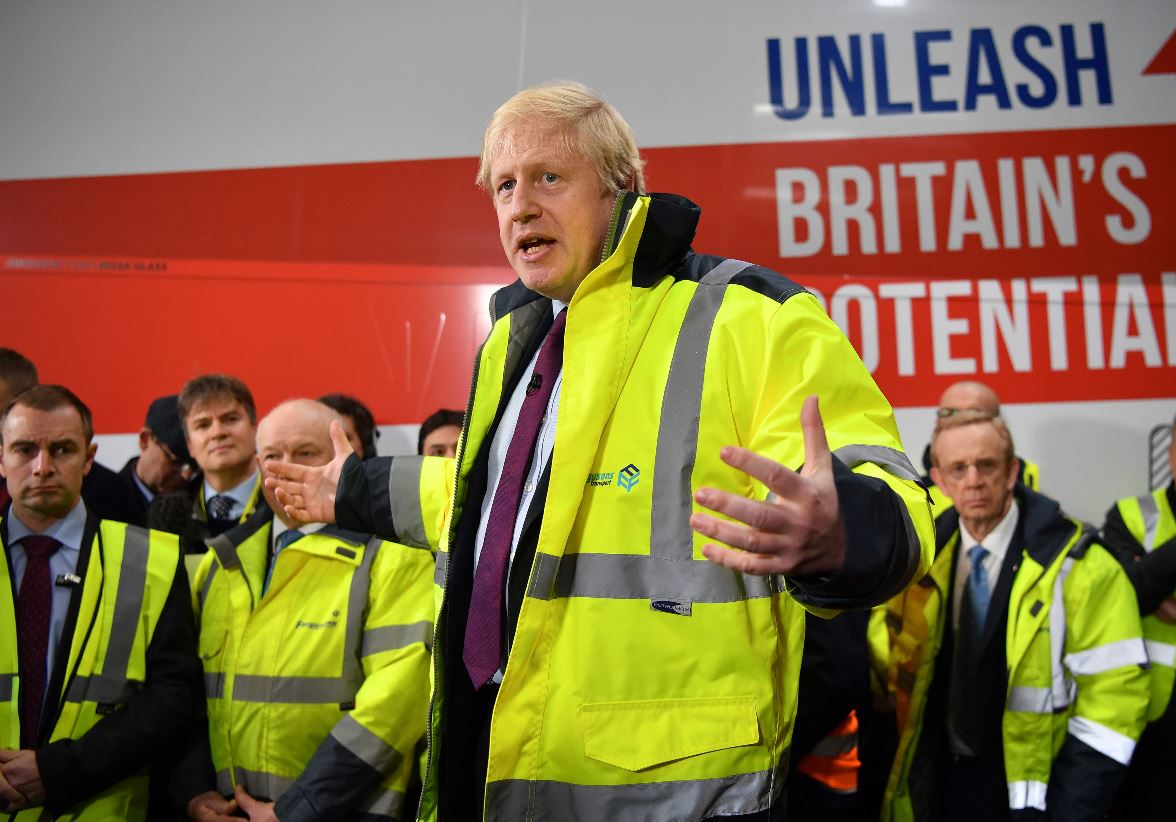 El primer ministro británico Boris Johnson habla durante una sesión sobre una visita de campaña de elecciones generales a Fergusons Transport en la ciudad de Washington, al oeste de Sunderland, noreste de Inglaterra.  (Foto Prensa Libre: AFP)


