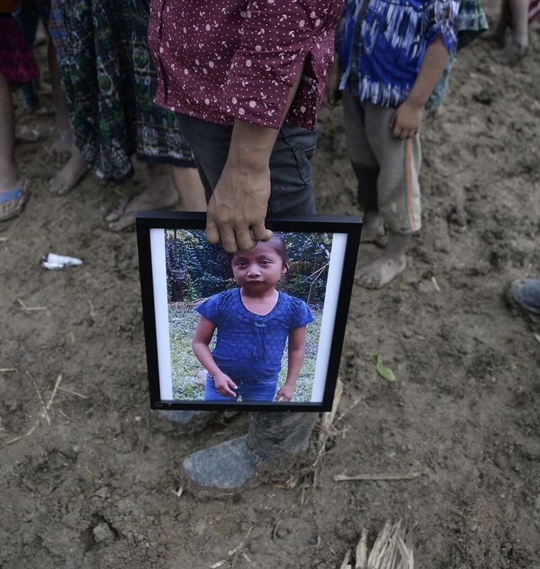 Jakelin Caal fue sepultada en San Antonio Secortez, Alta Verapaz. (Foto Prensa Libre: Hemeroteca PL)