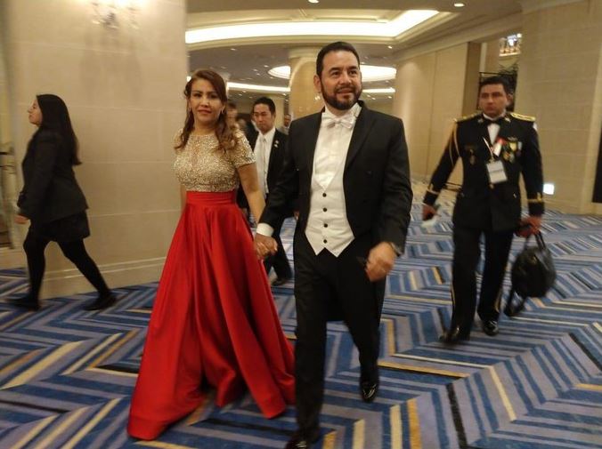 El presidente Jimmy Morales y su esposa, Patricia de Morales, participan en la entronización de del príncipe Naruhito como nuevo emperador de Japón. (Foto Prensa Libre: Gobierno de Guatemala)