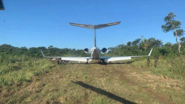 Un jet fue localizado por elementos del Ejército de Guatemala en un área de San Andrés, Petén, luego de un enfrentamiento con narcotraficantes. (Foto Prensa Libre: Ejército de Guatemala)
