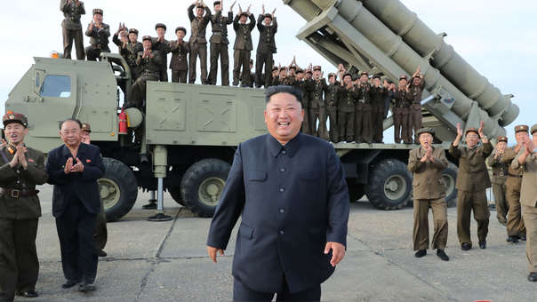 Imagen de archivo que muestra al líder norconearon Kim Jong Un durante una prueba de un lanzador de cohetes. (Foto Prensa Libre: AFP)