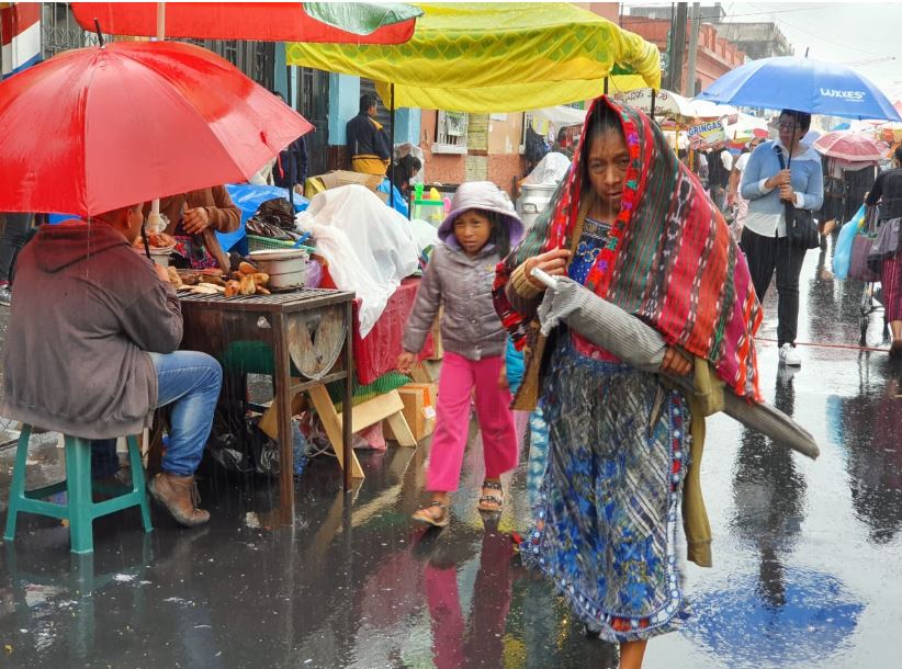 En la zona 1 de la capital y otros sectores de la urbe se registra lluvia este jueves 12 de diciembre. (Foto Prensa Libre: Dadiana Cabrera). 