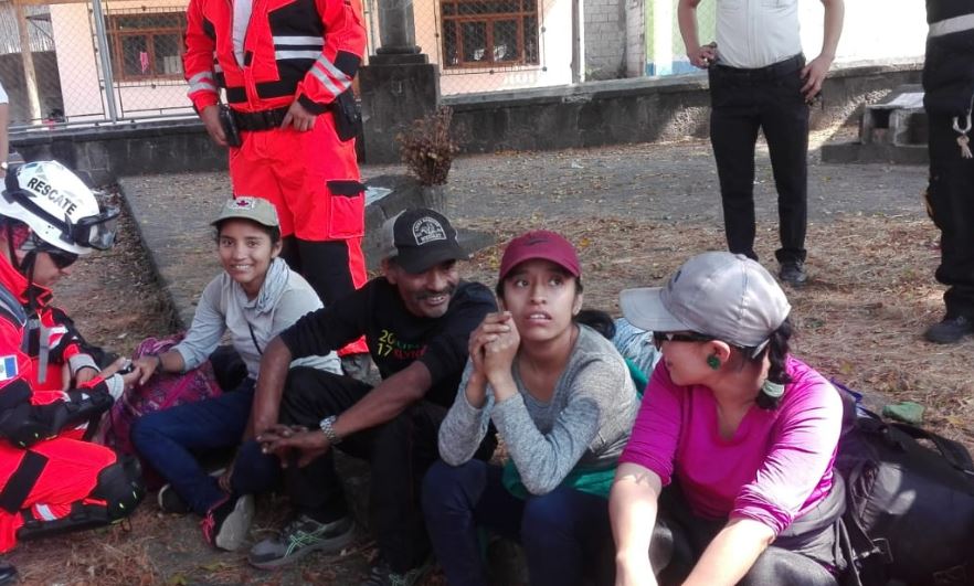  Las cuatro personas fueron localizadas con vida en el volcán Atitlán, Sololá. (Foto Prensa Libre: Conred). 
