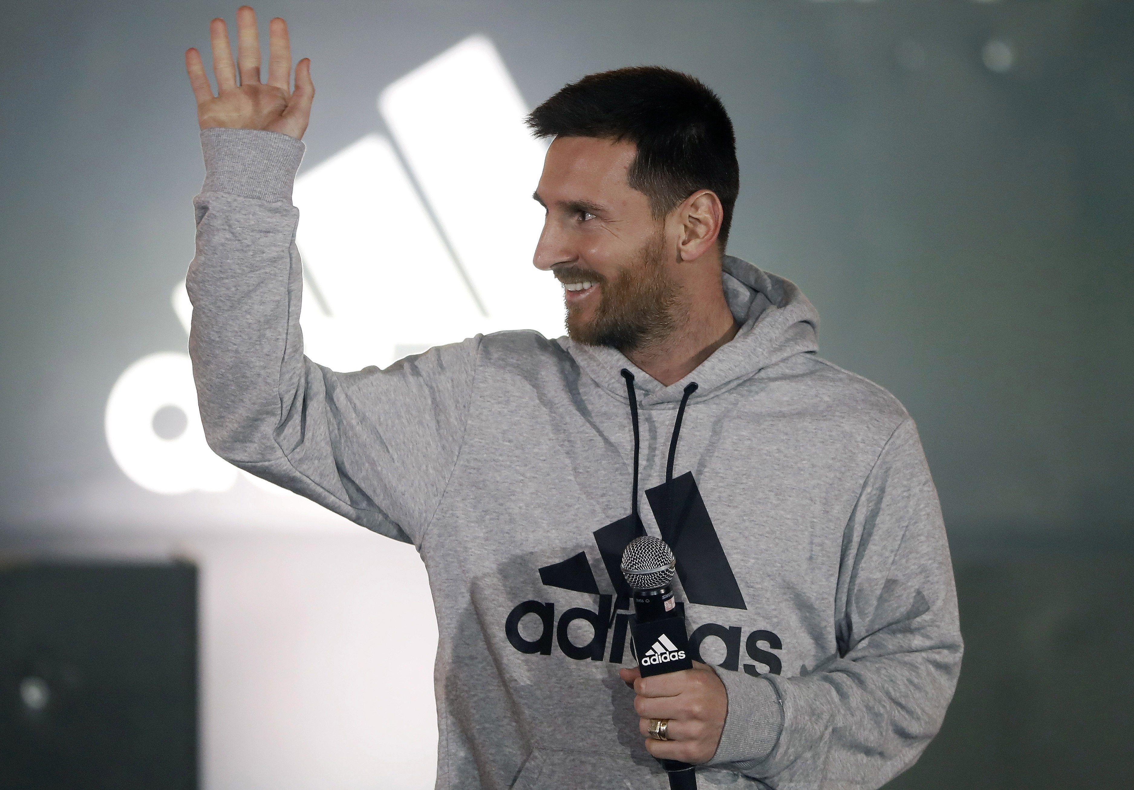 El delantero argentino del FC Barcelona Leo Messi presenta sus nuevas botas. (Foto Prensa Libre: EFE)