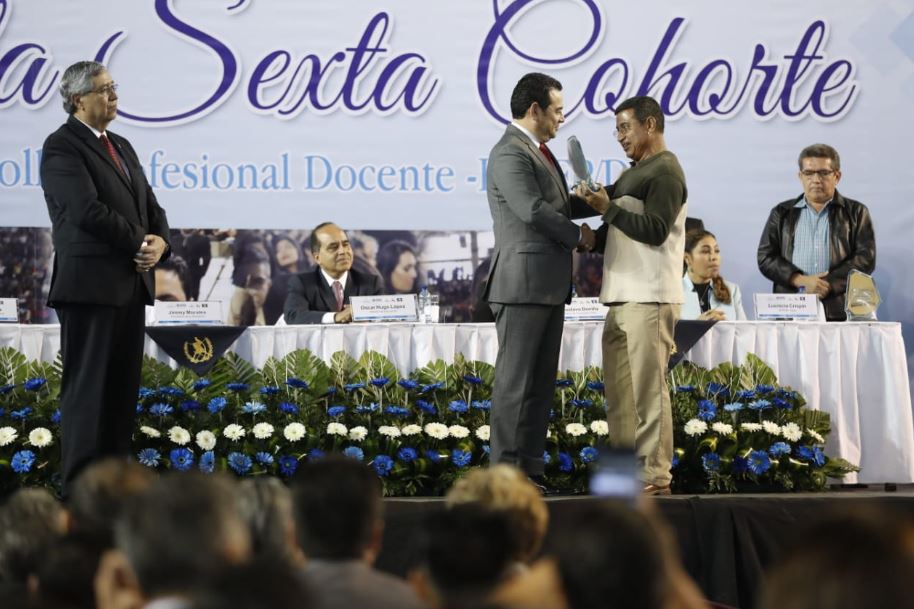 El presidente Jimmy Morales recibe reconocimiento de manos de integrante del sindicato de Joviel Acevedo. (Foto Prensa Libre: Esbin García).