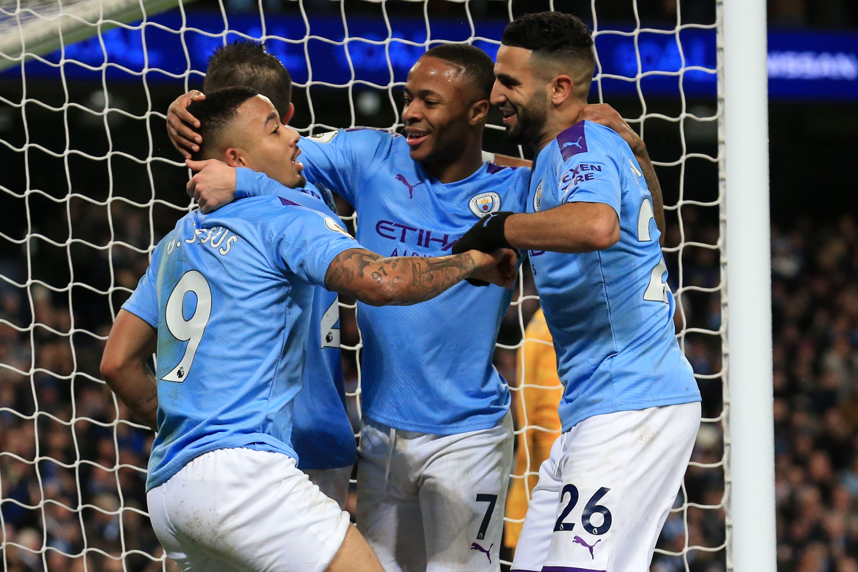 Jugadores del Manchester City festejan después de haber marcado un gol contra el Leicester, en partido de la fecha 18 de la Premier. (Foto Prensa Libre: AFP).