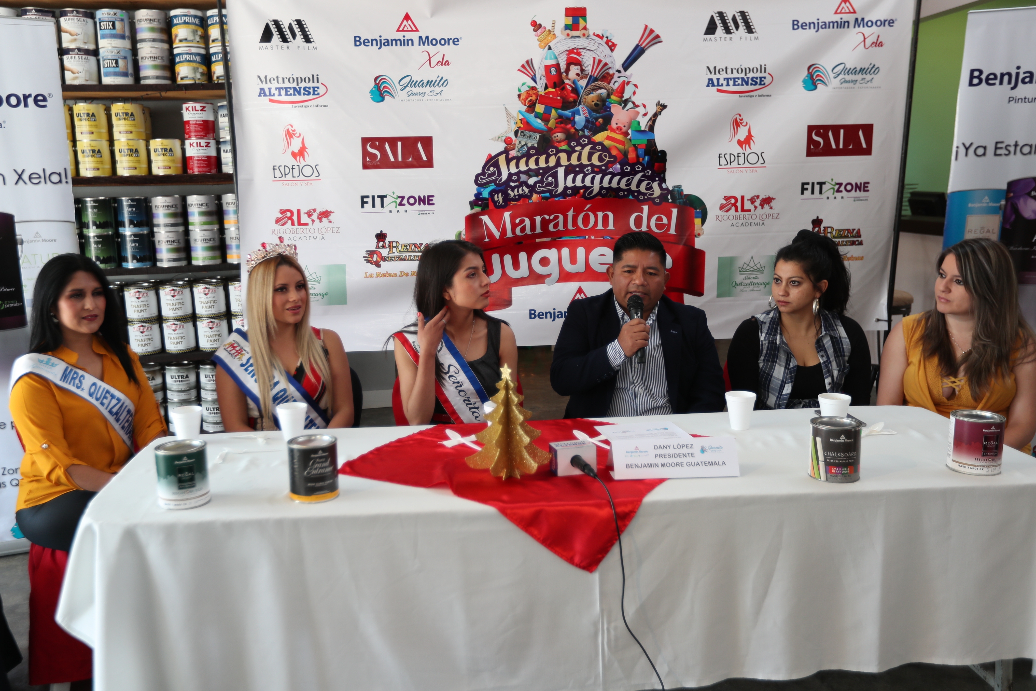 Dany Juan López organiza junto a otras empresas y reinas de belleza la primera Maratón Juanito y sus Juguetes. (Foto Prensa Libre: María Longo) 