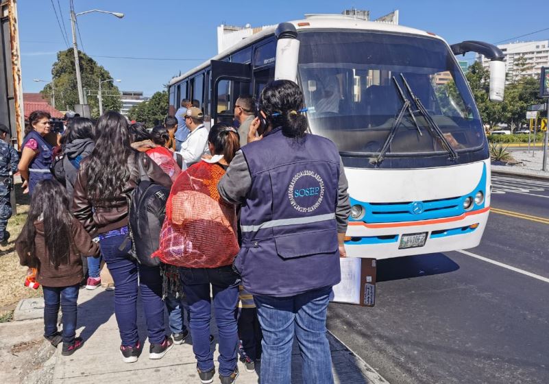Un grupo de deportados de Estados Unidos sale de la Fuerza Aérea Guatemalteca. (Foto Prensa Libre: María René Barrientos). 