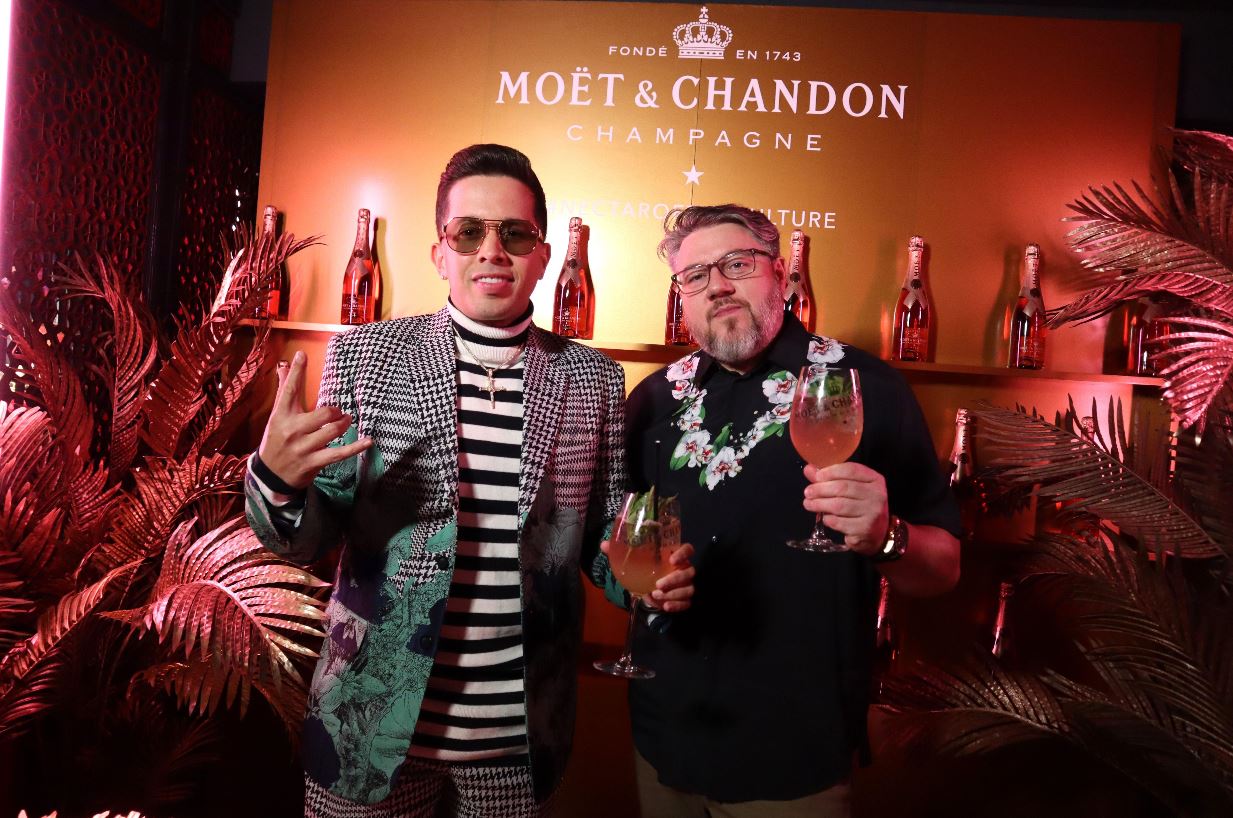 El cantante De la Ghetto y el fotógrafo de moda y celebridades, Jonathan Mannion, posan durante su participación en la fiesta de Nectar of the Culture de Moët & Chandon en Miami Beach, Florida. (Foto Prensa Libre: EFE)