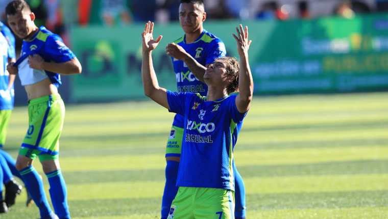 El jugador salvadoreño Dustin Corea celebra uno de los dos goles para Deportivo Mixco. (Foto Prensa Libre: Norvin Mendoza)
