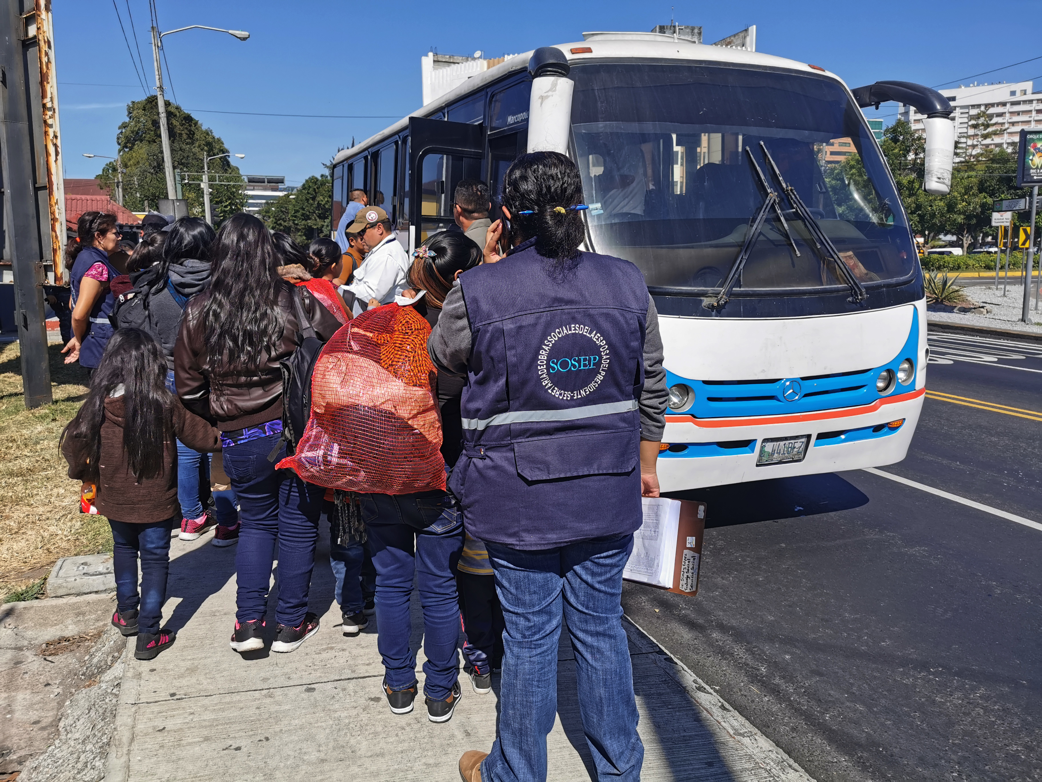 Centroamericanos están llegando al país enviados por EE. UU. como parte de un acuerdo con Guatemala. (Foto Prensa Libre: María René Barrientos)