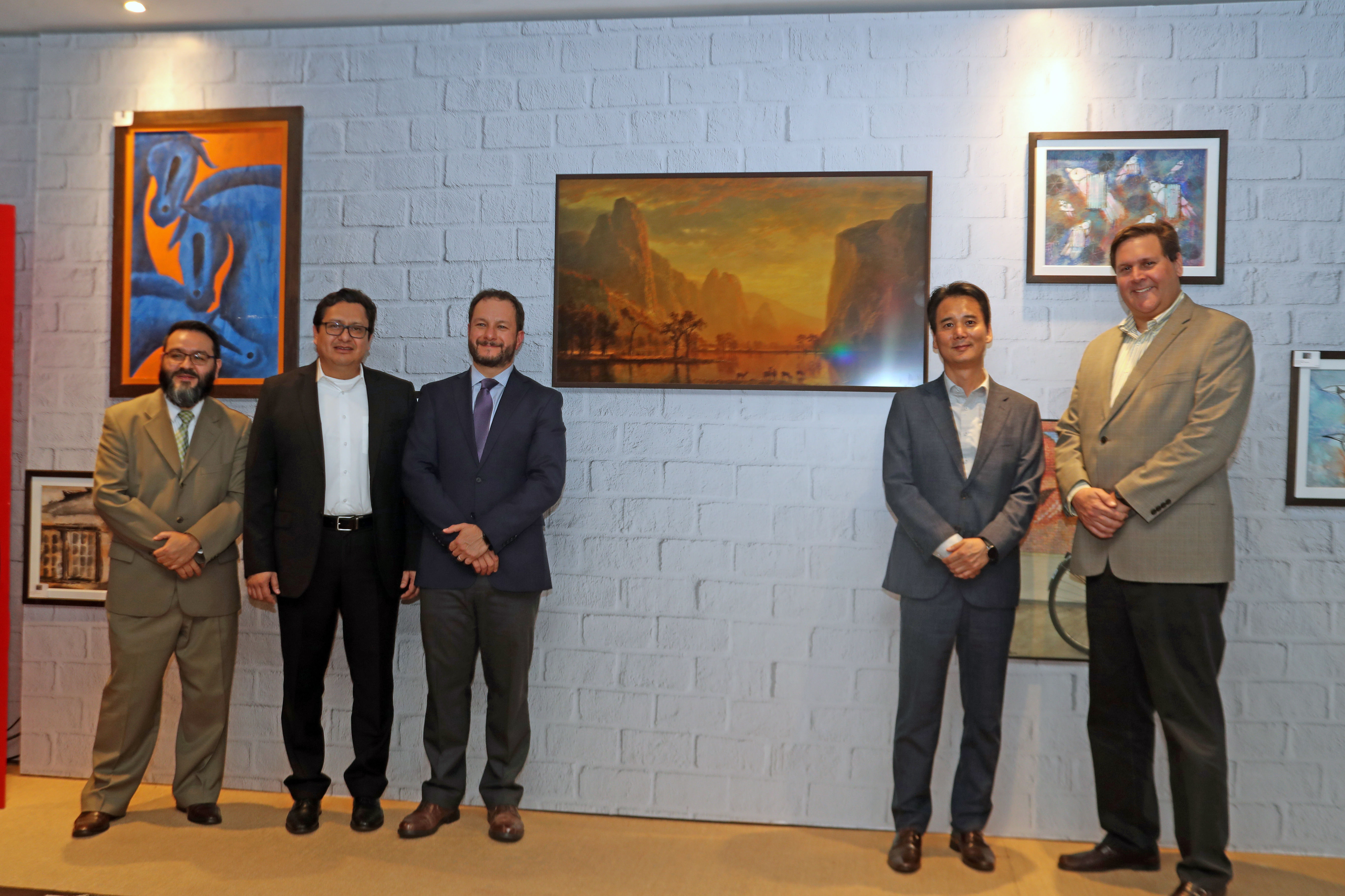 Ejecutivos de Tiendas Max y Samsung en la presentación de los nuevos televisores The Frame. (Foto Prensa Libre: Óscar Rivas)