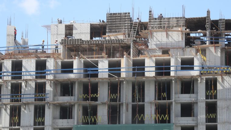 Según el FHA 112 proyectos de construcción de vivienda en vertical están en desarrollo y que incrementaran la oferta de unidades en 16 mil para los siguientes tres años. (Foto Prensa Libre: Érick Ávila)