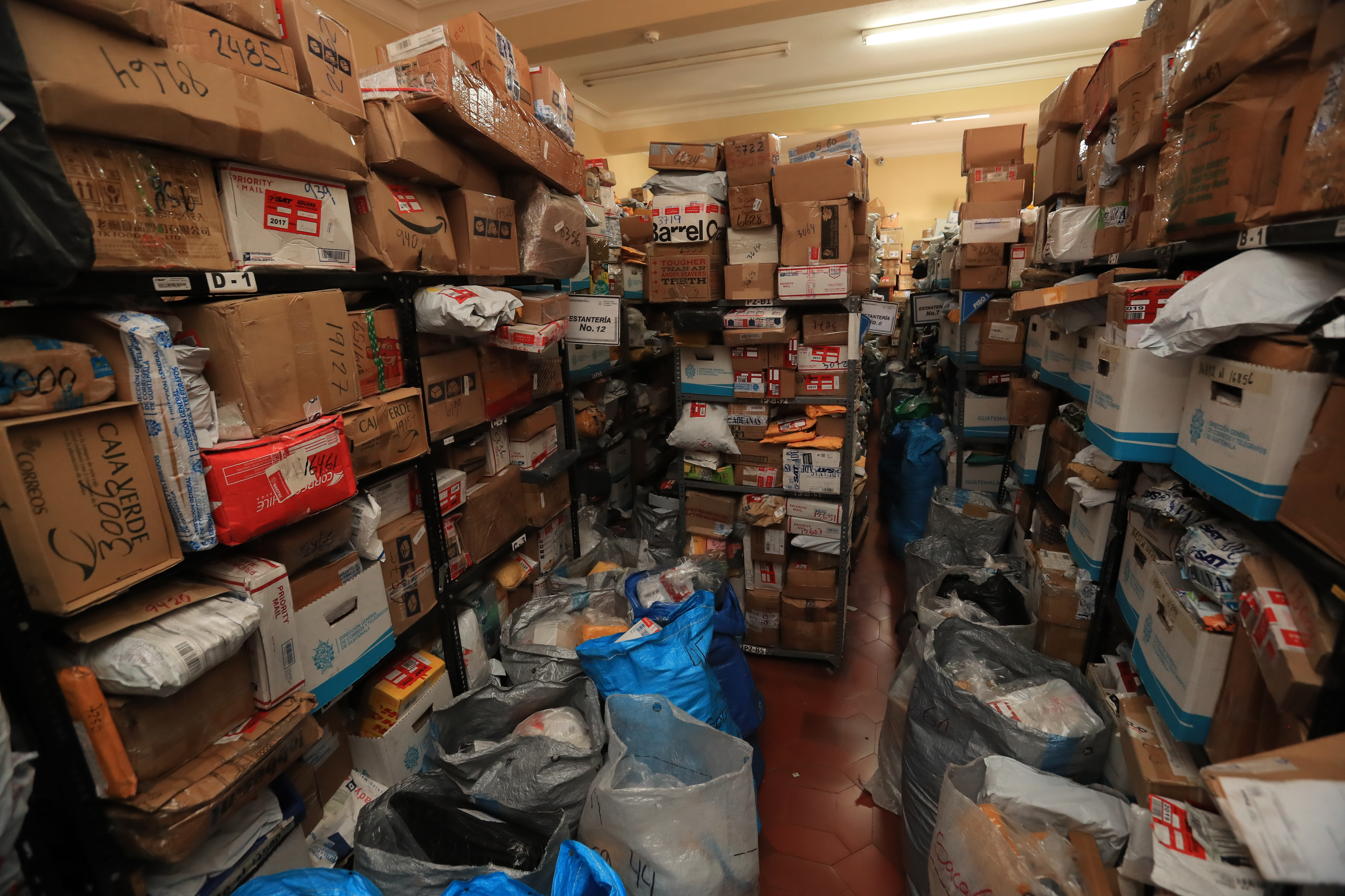En la Aduana de Fardos Postales de la SAT, miles de paquetes se acumulan cada año, muchos de los destinatarios optan por no recogerlos. (Foto, Prensa Libre: Juan Diego González).