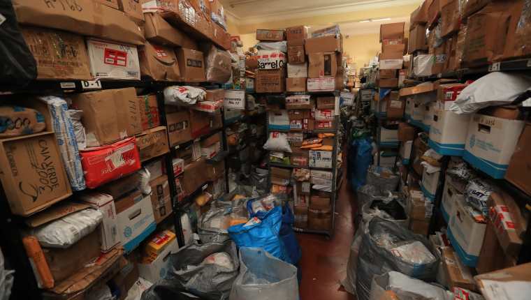 En la Aduana de Fardos Postales de la SAT, miles de paquetes se acumulan cada año, muchos de los destinatarios optan por no recogerlos. (Foto, Prensa Libre: Juan Diego González).