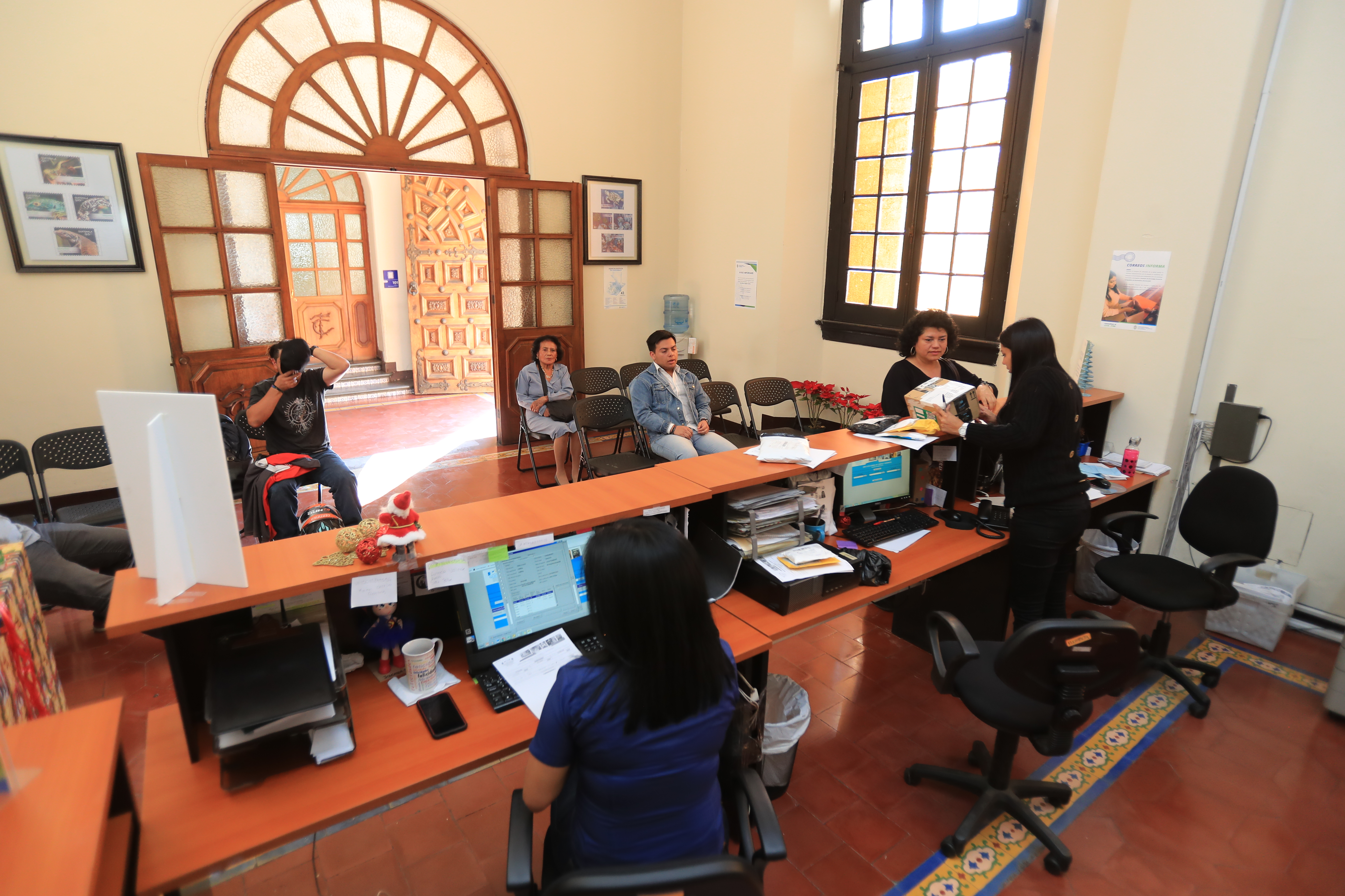 Están en operación 44 agencias del Correo Nacional, con 216 trabajadores. Se prevé instalar 25 oficinas más y subir en 59 anuales el número de empleados. (Foto Prensa Libre: Juan Diego González)