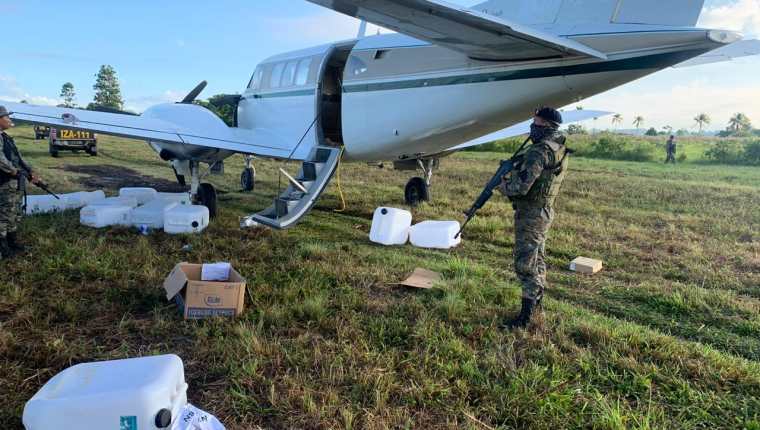 Una de las avionetas detectadas por el Ejército de Guatemala se encuentra resguardada en Izabal. (Foto Prensa Libre: Ejército de Guatemala)