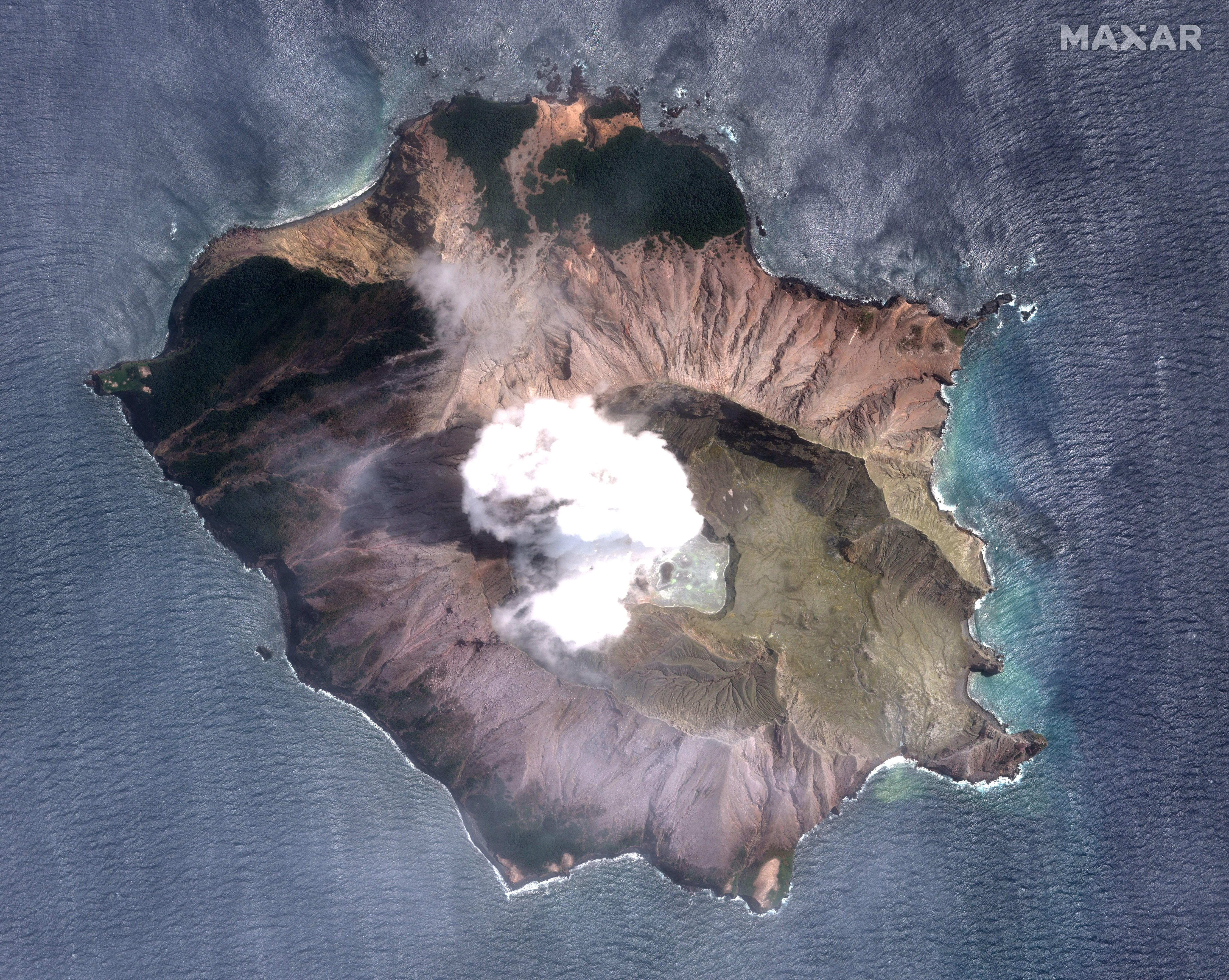 Bay Of Plenty (New Zealand), 11/12/2019.- A handout satellite photo made available by MAXAR Technologies shows the White Island (Whakaari) volcano one day after erupting, in New Zealand, 11 December 2019. At least five people died, some 30 others were injured and eight people are still missing after the White Island (Whakaari) volcano erupted on 09 December, media reported. (Nueva Zelanda) EFE/EPA/SATELLITE IMAGE ©2019 MAXAR TECHNOLOGIES / HANDOUT MANDATORY CREDIT: (Satellite image © 2018 DigitalGlobe, a Maxar company) HANDOUT EDITORIAL USE ONLY/NO SALES