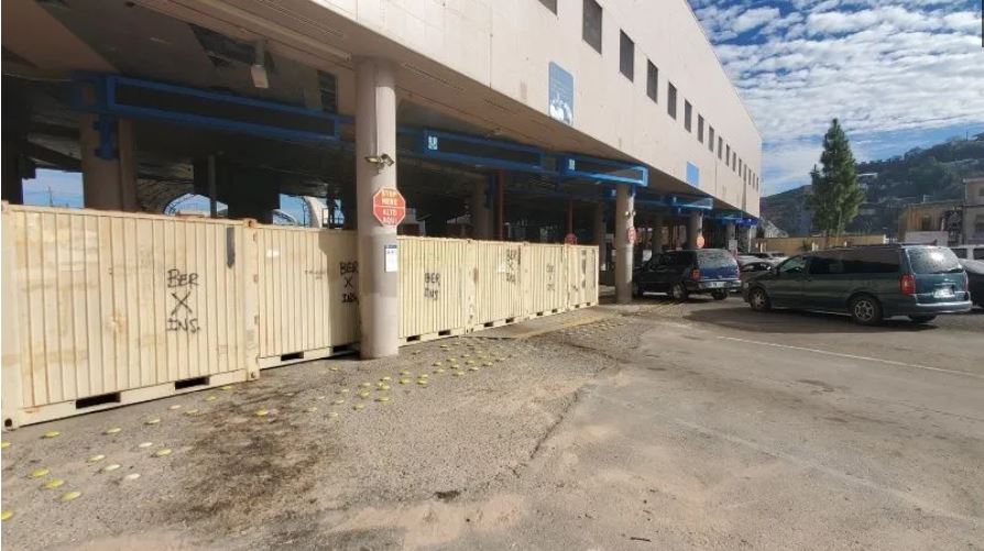Autoridades han reforzado la seguridad en las garitas de Nogales ante intentos de migrantes por cruzar la frontera. (Foto Prensa Libre: Efe)