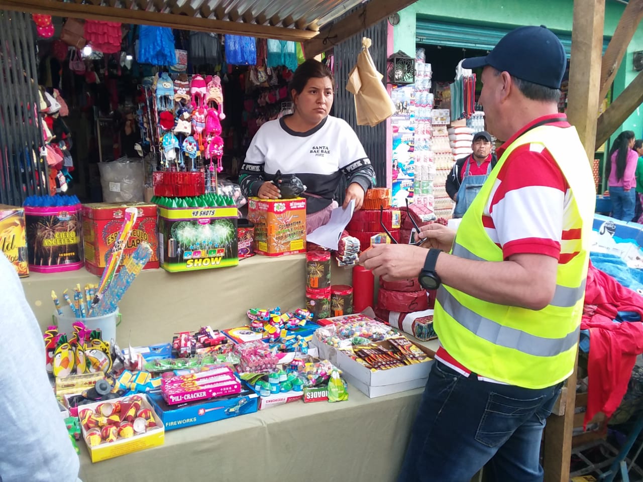 Personal de la Municipalidad de Quetzaltenango hizo una visita preventiva a los comerciantes para advertirles que no está autorizado que vendan pirotecnia en el mercado La Democracia. (Foto Prensa Libre: María Longo) 