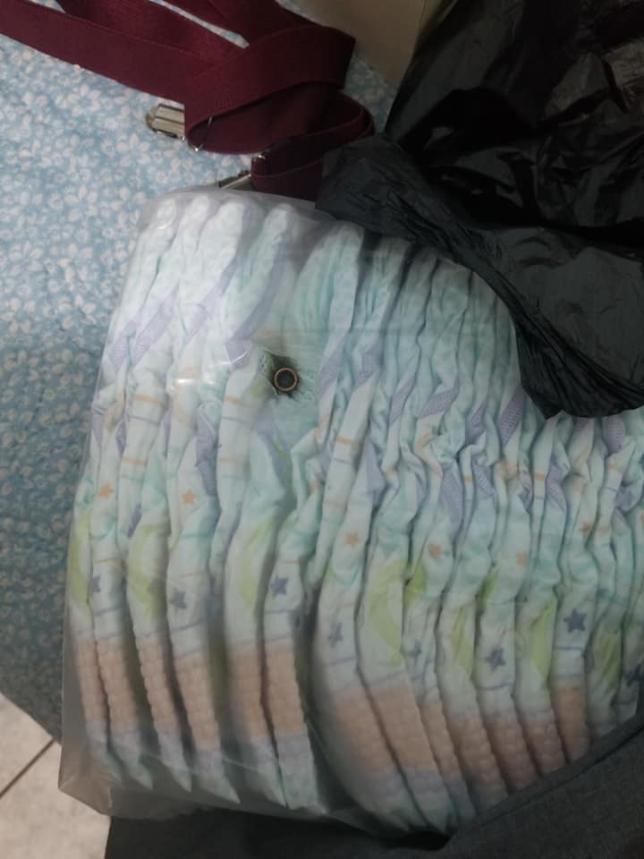 La señora de Cordón publicó una fotografía donde se observan los pañales atravesados por una bala. (Foto Prensa Libre: Faceboock)