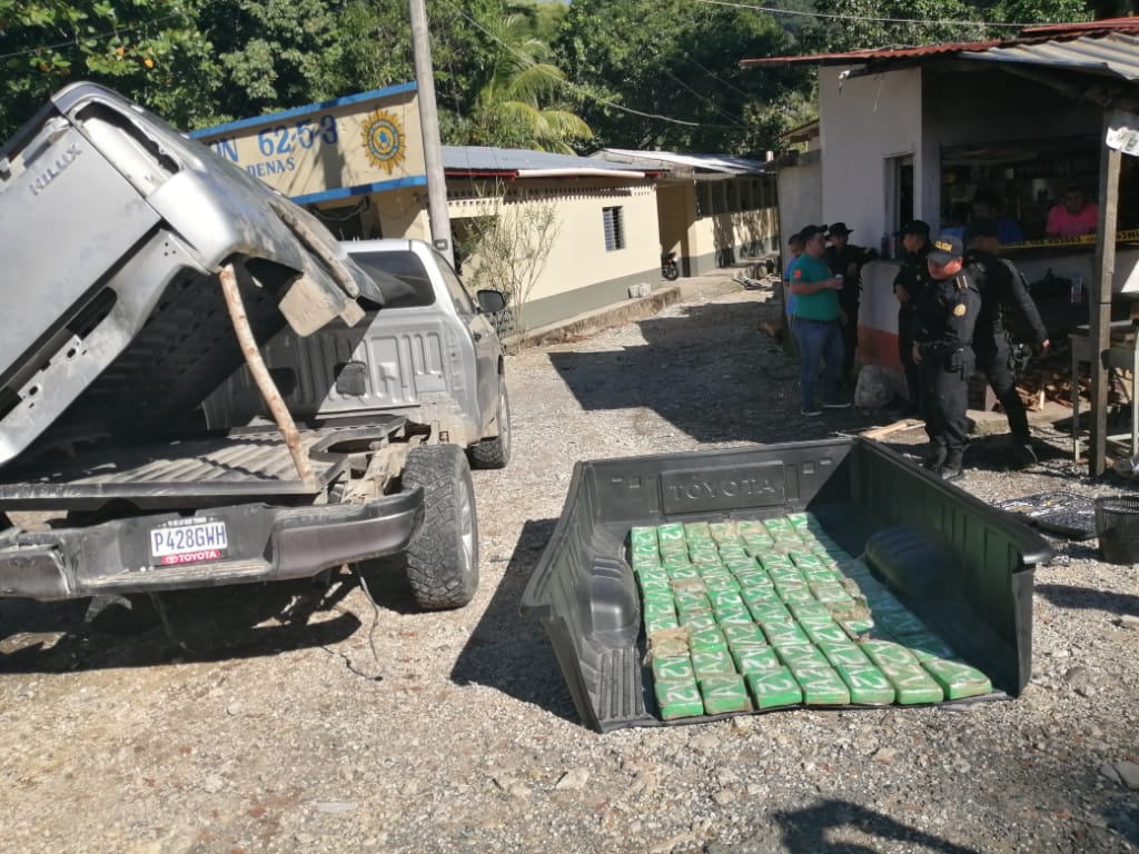Agentes de la PNC resguardan un picop interceptado en San Luis, Petén. (Foto Prensa Libre: EJército de Guatemala)