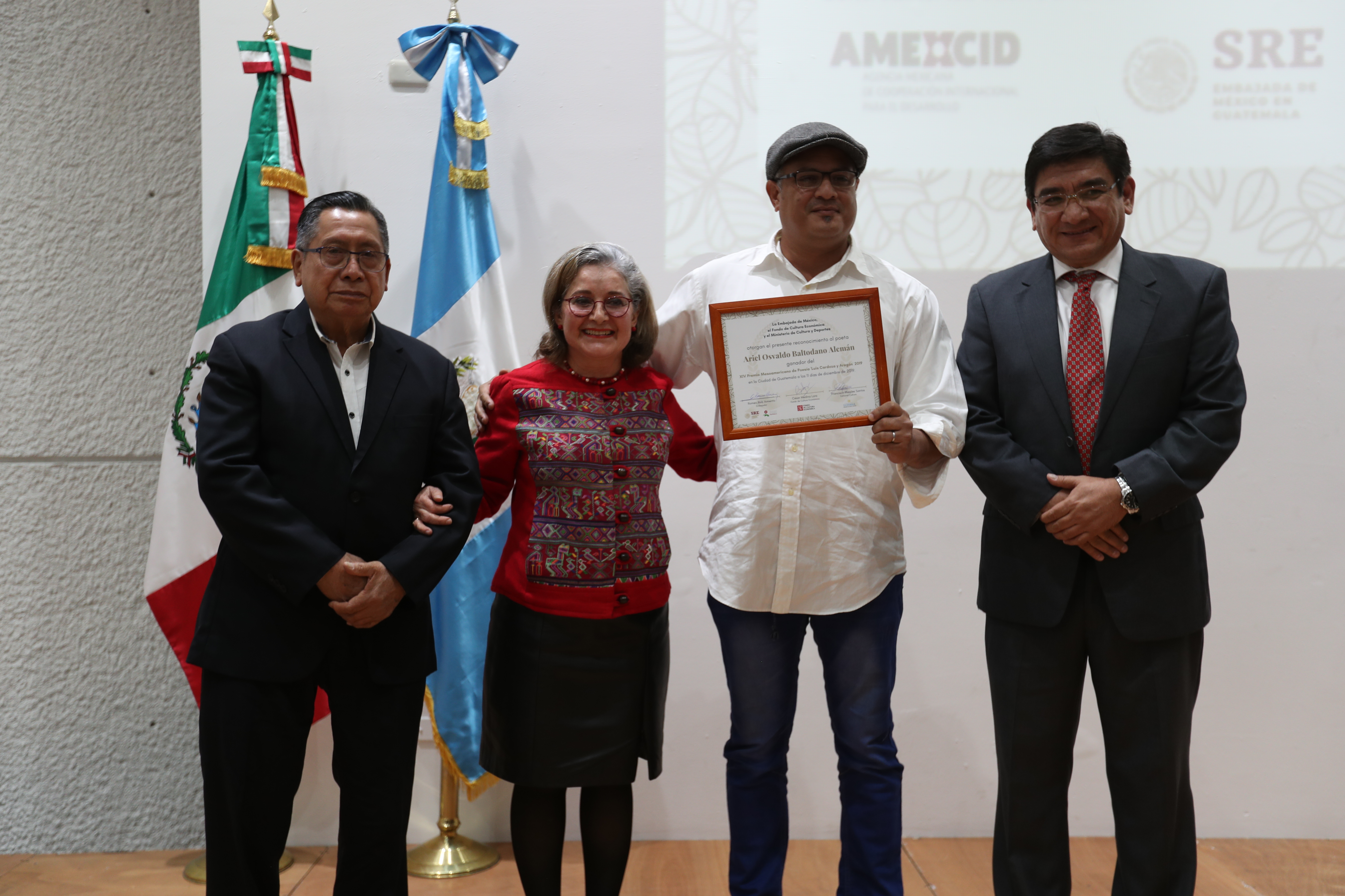 Ariel Baltodano, poeta nicaragüense, recibe el premio de la Directora del Instituto Cultural de México y del Director del Fondo de Cultura Económica. (Foto Prensa Libre: Andrea Jumique)