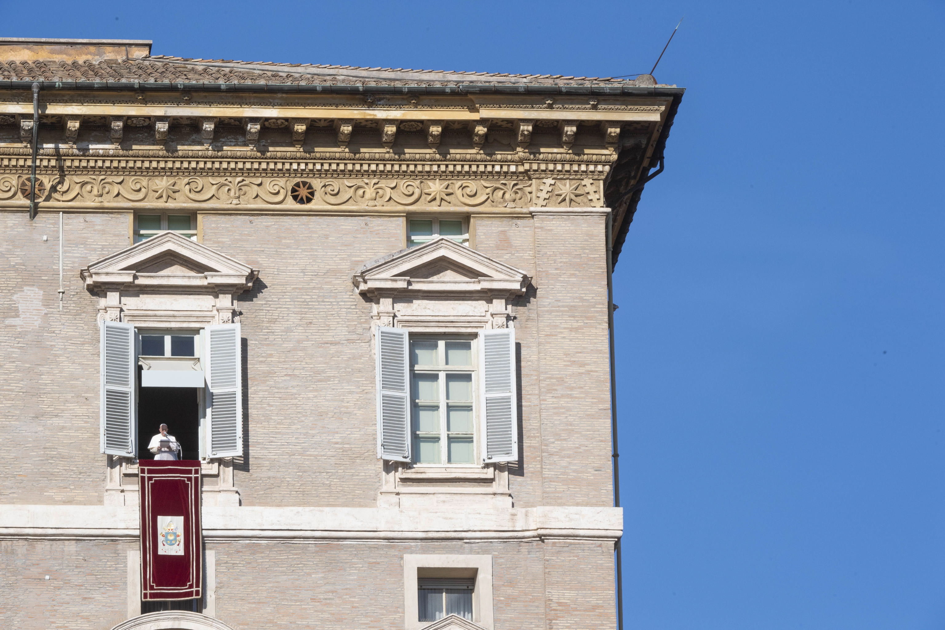 Vatican City (Vatican City State (holy See)), 26/12/2019.- Pope Francis leads Angelus prayer from the window of his office overlooking Saint Peter's Square at the Vatican, 26 December 2019. (Papa) EFE/EPA/Z85