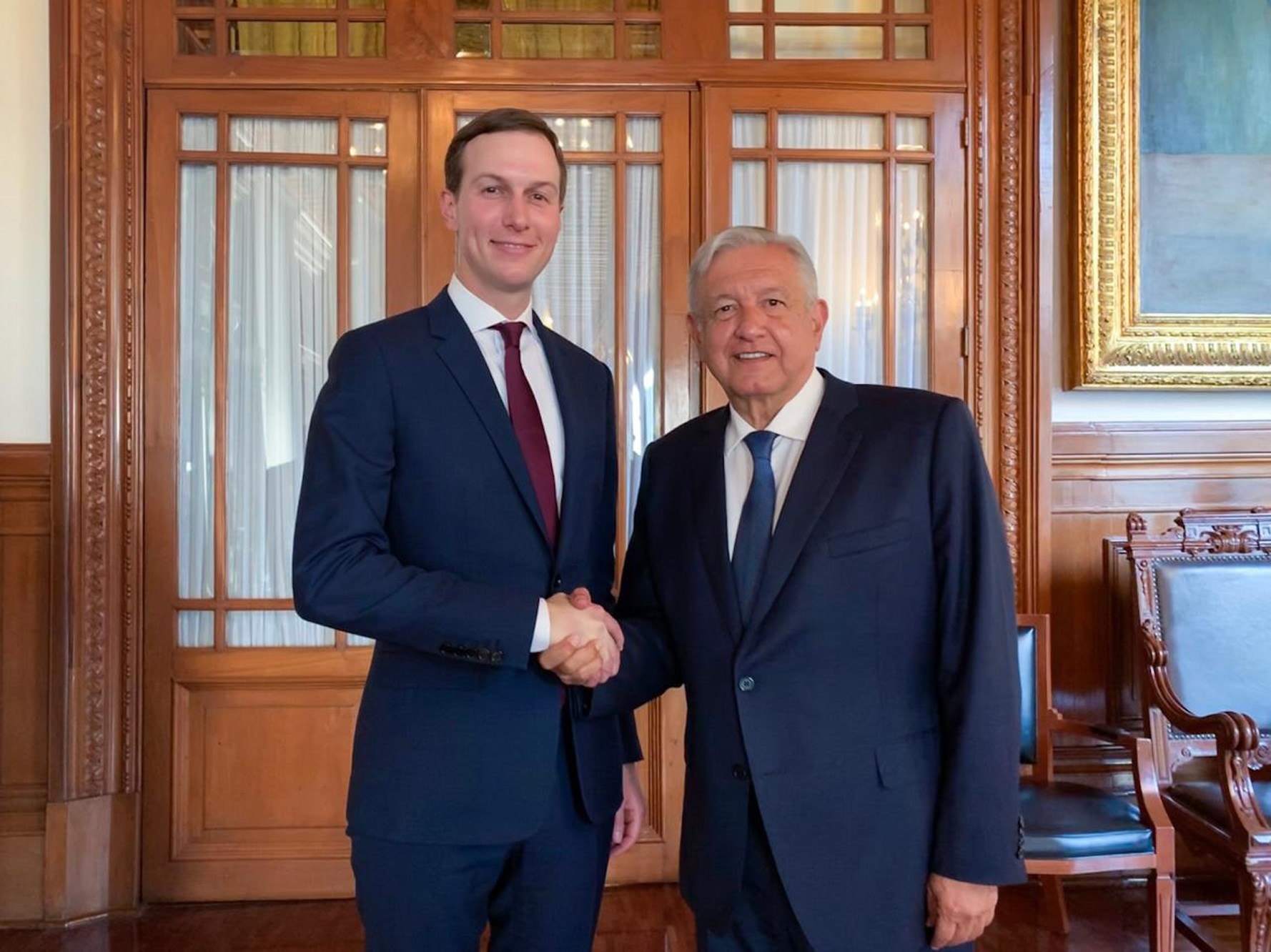 El presidente mexicano, Andrés Manuel López Obrador (d), se reunió con Jared Kushner (i), asesor del presidente de Estados Unidos, Donald Trump. Kushner asistió a la ceremonia de firma del Protocolo Modificatorio al TLC el 10 de diciembre, pero este 14 de diciembre México rechaza cambios que  que establecen inspectores a empresas. (Foto, Prensa Libre: EFE)