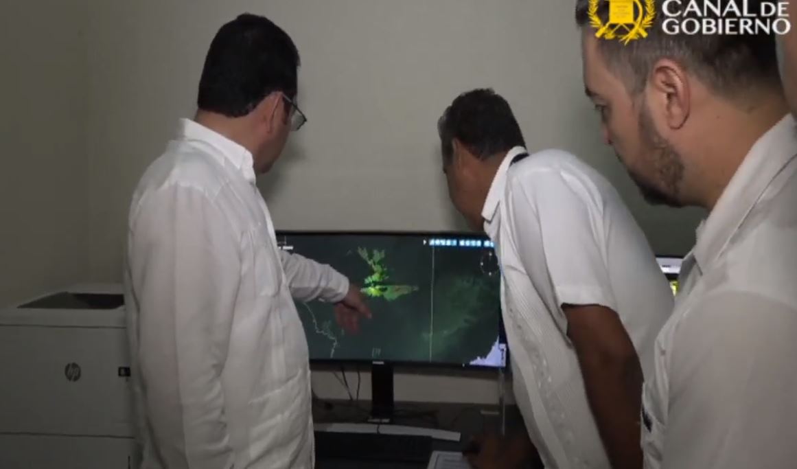 El presidente Jimmy Morales supervisa el nuevo sistema de radares instalados en el Aeropuerto Mundo Maya en Petén. (Foto Prensa Libre: Tomada del Canal de Gobierno). 