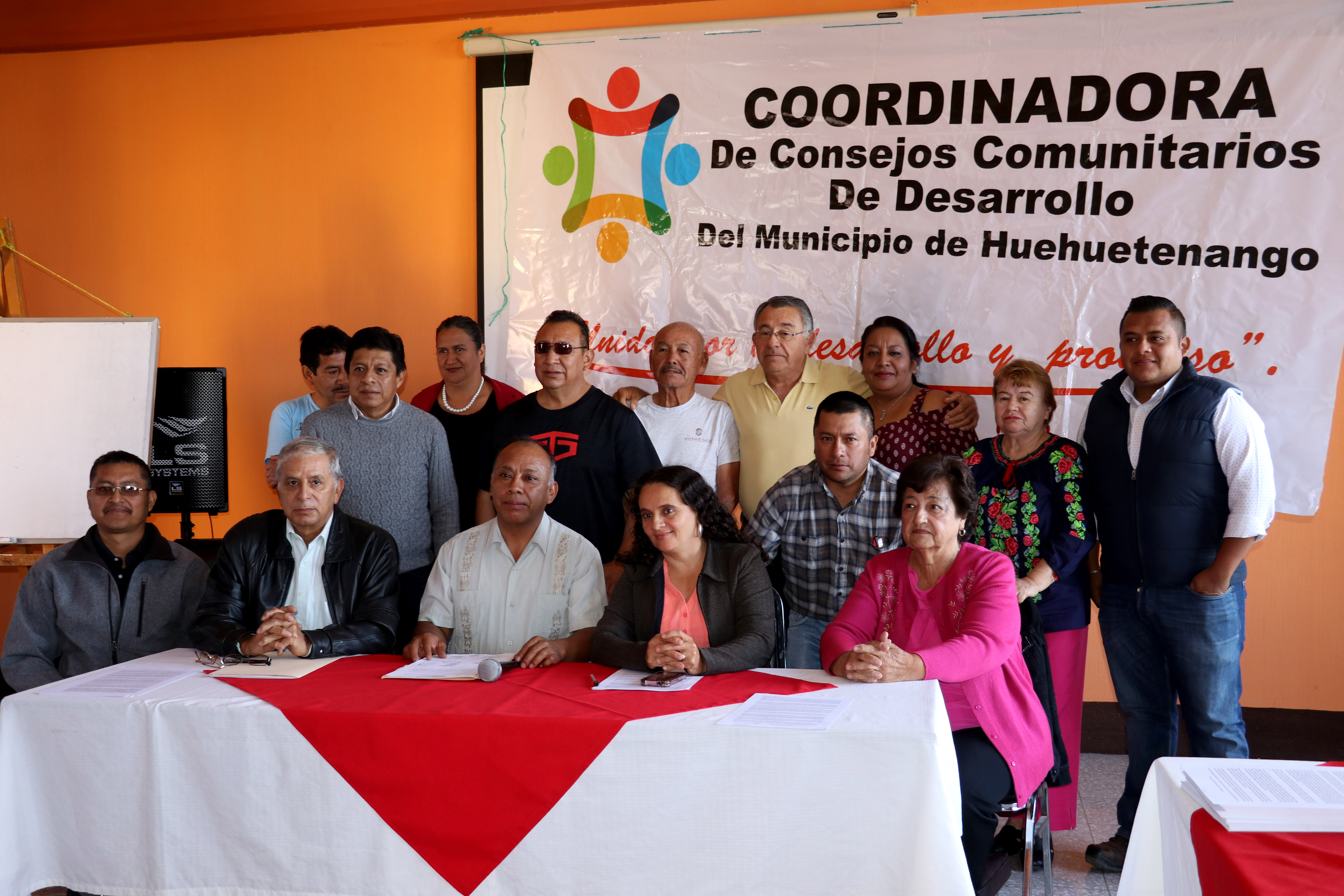 Integrantes de la Coordinadora de Consejos Comunitarios de Desarrollo y otros esctores en conferencia de prensa piden desalojar a vendedores informales. (Foto Prensa Libre: Mike Castillo)