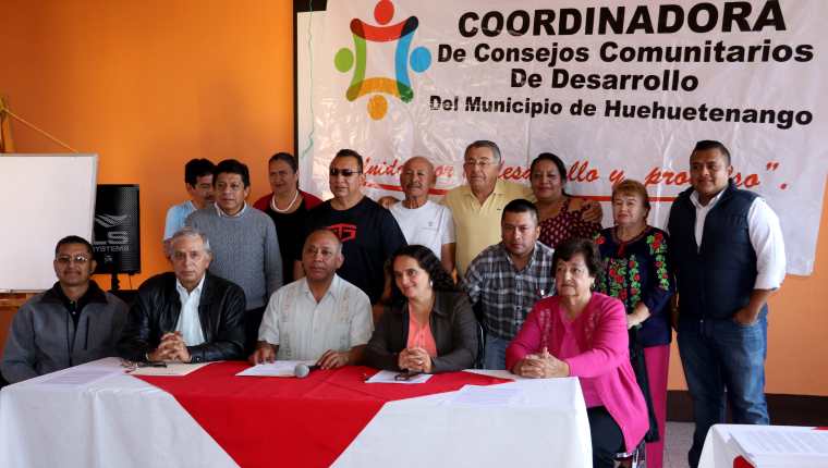 Integrantes de la Coordinadora de Consejos Comunitarios de Desarrollo y otros esctores en conferencia de prensa piden desalojar a vendedores informales. (Foto Prensa Libre: Mike Castillo)