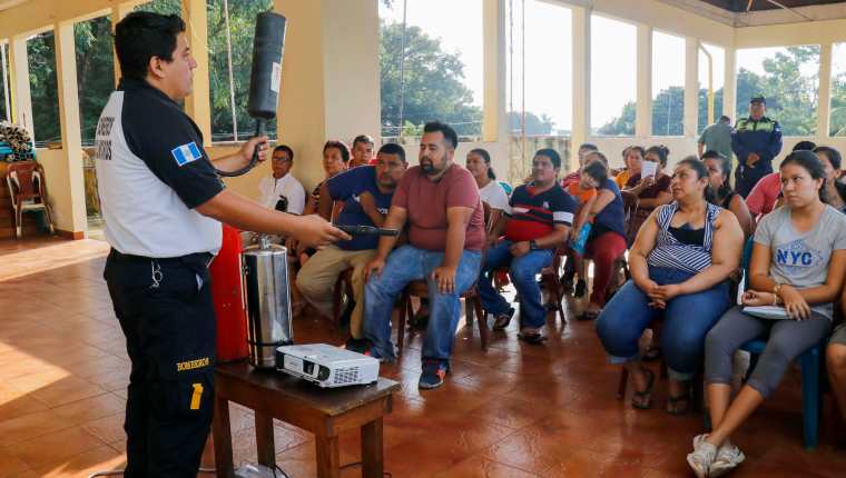 Personal de diferentes instituciones que integran en Plan Belén capacitan en Retalhuleu a los vendedores de pirotecnia. (Foto Prensa Libre: Rolando Miranda).